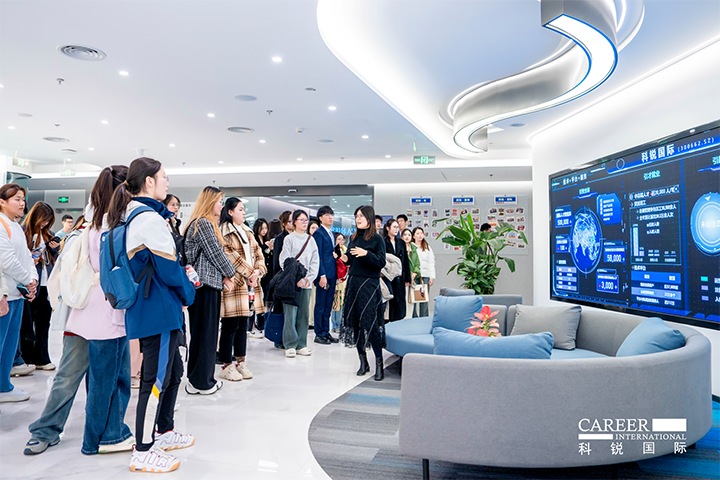 知名人力资源供应商欧付宝欧付国际在企业参访活动中为拜访嘉宾与学生介绍公司基本情况